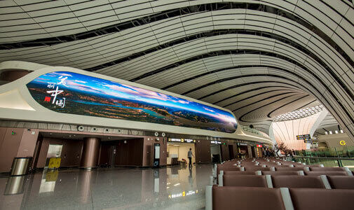 LianTronics Beeindruckende LED-Bildschirme im größten Terminal der Welt - dem internationalen Flughafen Peking-Daxing