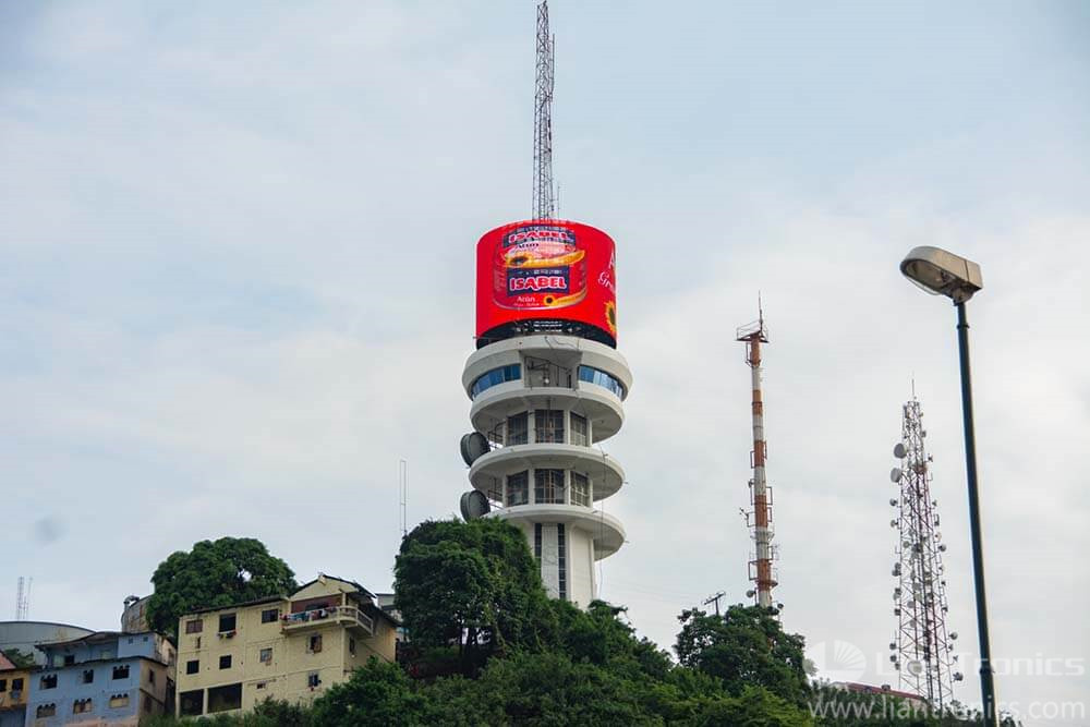 Riesige zylindrische LED-Werbetafel auf dem Turm des Fernsehsenders, Ecuador