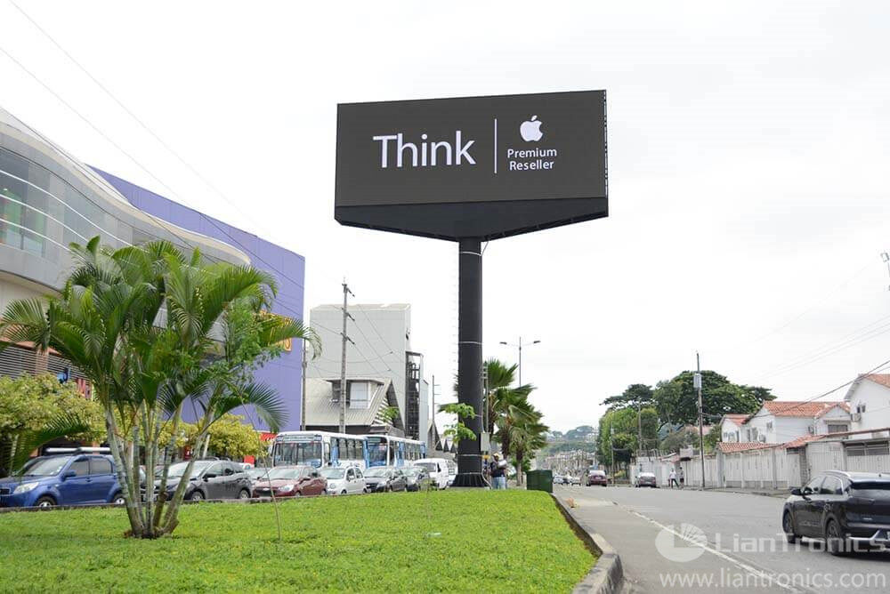 LED-Billboards am Straßenrand, Ecuador
